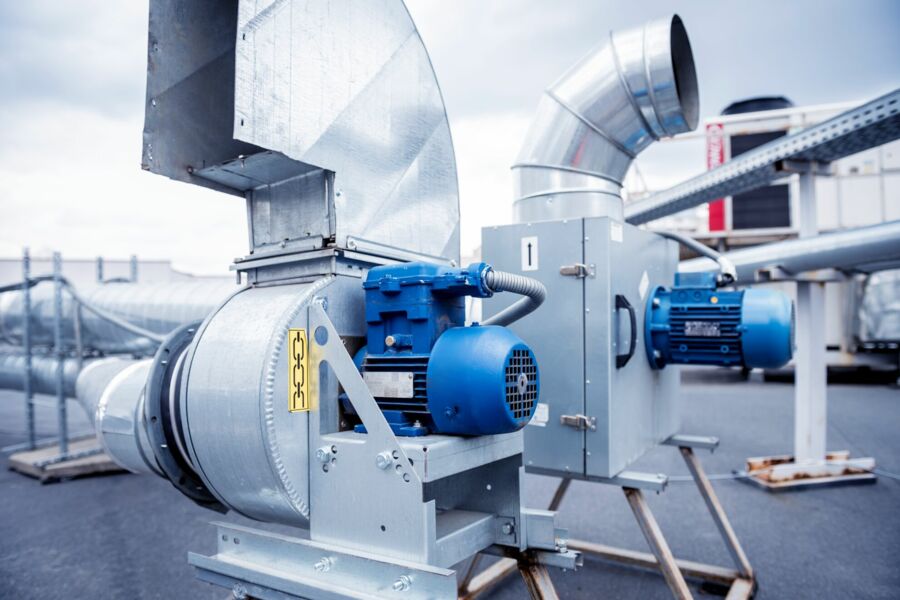 Klimageräte auf einem Dach