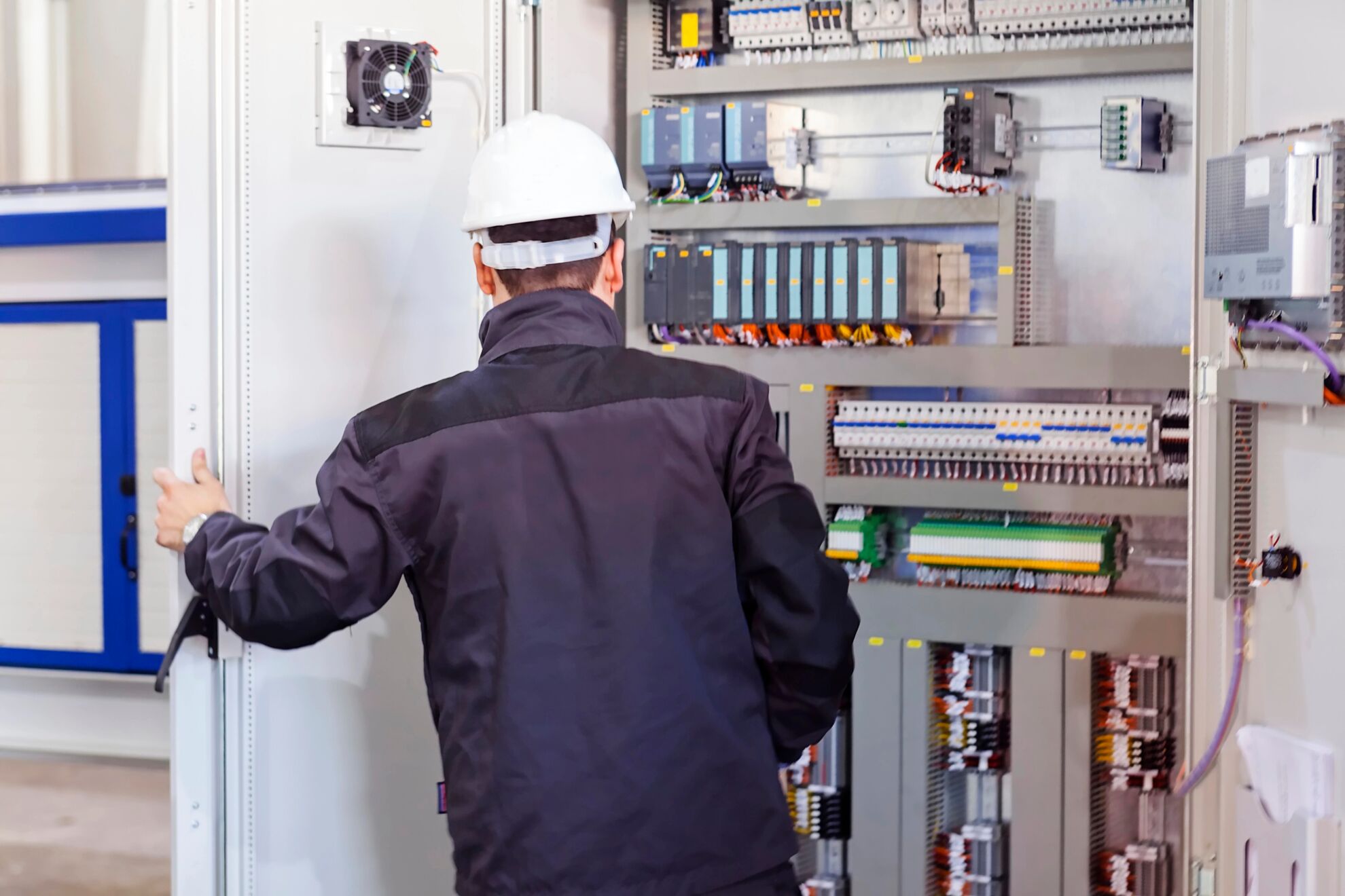 Elektriker an einem Schaltschrank